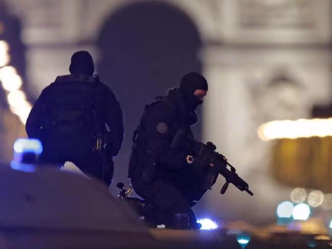 Phần tử IS nổ súng bắn chết cảnh sát Pháp ở Paris ảnh 1