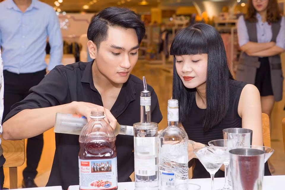 Á quân Vietnam’s Next Top Model Huy Quang học làm cocktail ảnh 3