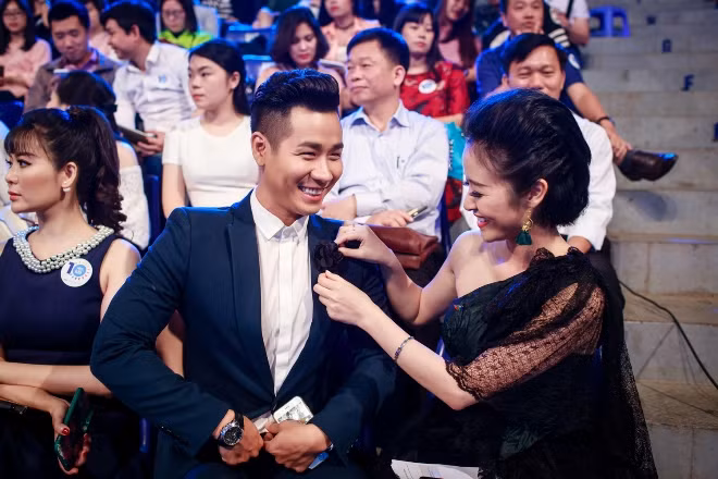 MC Nguyên Khang hội ngộ Diễm Quỳnh, tình tứ với Phí Thùy Linh tại lễ kỷ niệm 10 năm VTV6 ảnh 12