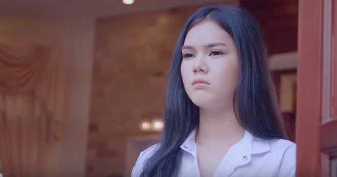 'Bản sao' của Ngọc Trinh 'Không tiền cạp đất mà ăn' lủi thủi về quê vì bị đại gia bỏ rơi ảnh 4