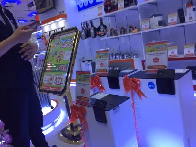 Người dân đổ xô đi mua điều hòa ứng phó với nắng nóng đầu mùa ảnh 2