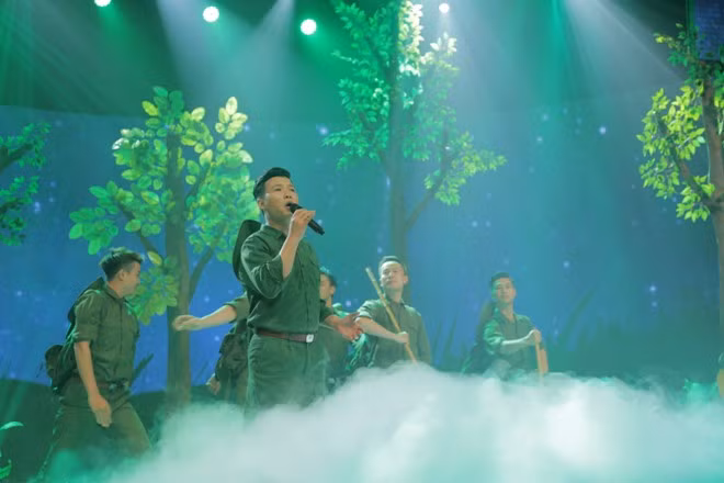 'Giai điệu tự hào' tháng 4 sống lại những năm tháng hào hùng của dân tộc ảnh 4