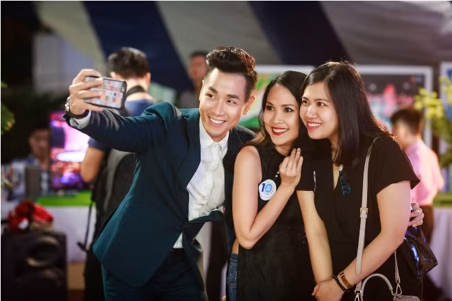MC Nguyên Khang hội ngộ Diễm Quỳnh, tình tứ với Phí Thùy Linh tại lễ kỷ niệm 10 năm VTV6 ảnh 5