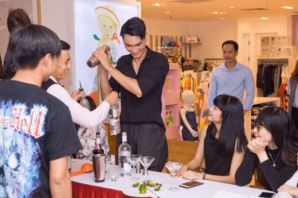 Á quân Vietnam’s Next Top Model Huy Quang học làm cocktail ảnh 2