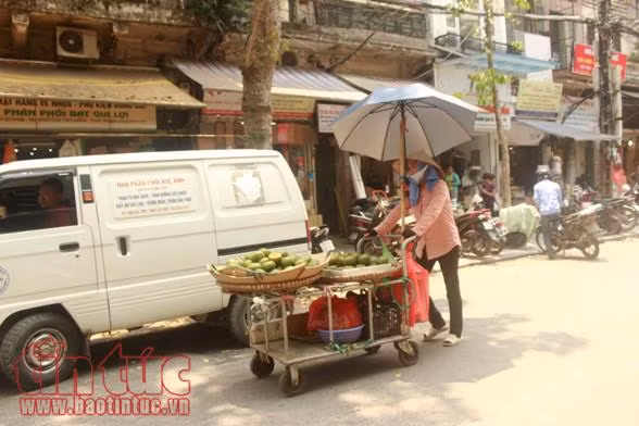 Người Hà Nội chật vật chống nắng nóng đầu mùa ảnh 5