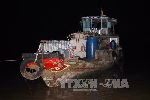 Cà Mau: Ghe chở dầu đâm chìm ghe chở cát trên sông Gành Hào ảnh 1