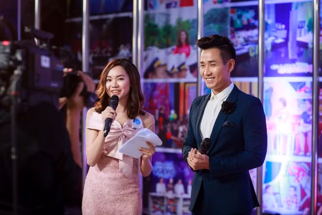 MC Nguyên Khang hội ngộ Diễm Quỳnh, tình tứ với Phí Thùy Linh tại lễ kỷ niệm 10 năm VTV6 ảnh 2