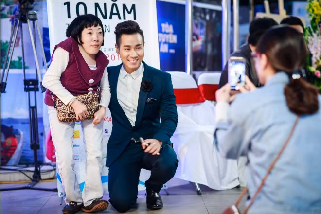 MC Nguyên Khang hội ngộ Diễm Quỳnh, tình tứ với Phí Thùy Linh tại lễ kỷ niệm 10 năm VTV6 ảnh 4