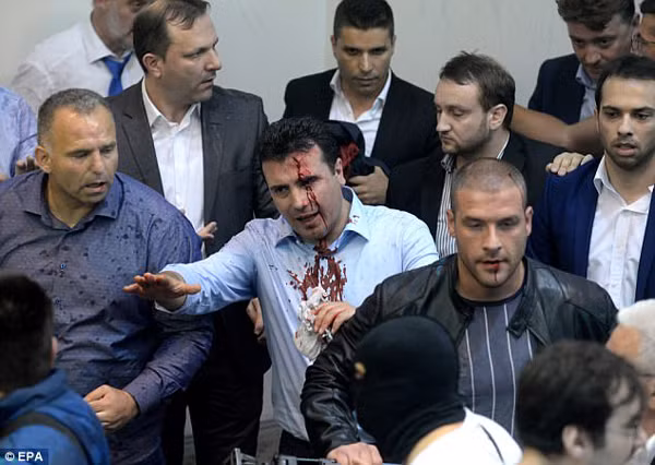 Hỗn loạn và đổ máu khi người biểu tình ầm ầm xông vào tòa nhà Quốc hội Macedonia ảnh 1