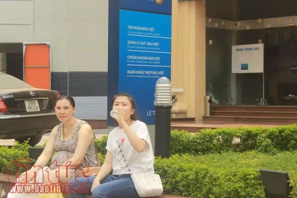 Người Hà Nội chật vật chống nắng nóng đầu mùa ảnh 12