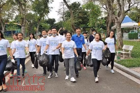 Làm sạch công viên Thống Nhất nhân Ngày Trái Đất 2017 ảnh 2