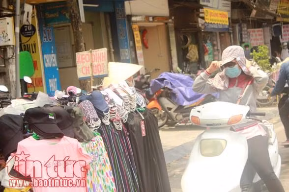Người Hà Nội chật vật chống nắng nóng đầu mùa ảnh 4