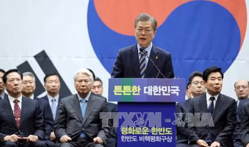 Bầu cử Tổng thống Hàn Quốc: Ông Moon Jae-in duy dẫn đầu thăm dò ảnh 1