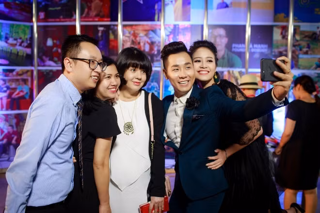 MC Nguyên Khang hội ngộ Diễm Quỳnh, tình tứ với Phí Thùy Linh tại lễ kỷ niệm 10 năm VTV6 ảnh 8