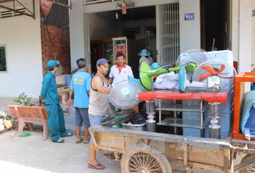 An Giang cấp nền nhà ổn định cho 14 hộ có nhà bị sập xuống sông ảnh 1