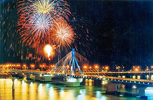 Đổ xô đi du lịch, khách sạn, nhà nghỉ tăng giá gấp 3 vẫn 'cháy' phòng ảnh 3
