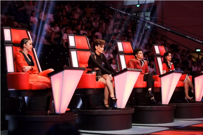 21 giờ tối nay The Voice: Trần Tùng Anh lại hát giọng nữ, làm các HLV mâu thuẫn với nhau ảnh 1