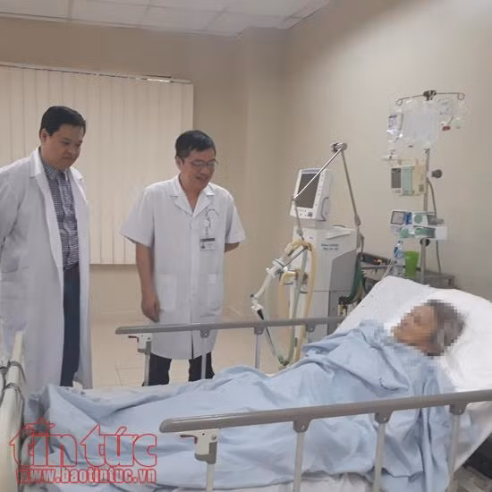 Cứu sống cụ bà 92 tuổi hoại tử u nang buồng trứng, u trong u ảnh 1