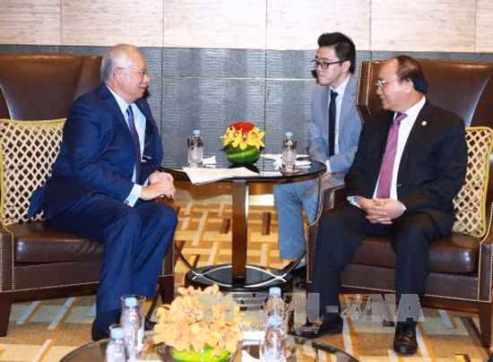 Thủ tướng Nguyễn Xuân Phúc gặp Thủ tướng Malaysia bên lề Hội nghị Cấp cao ASEAN ảnh 1