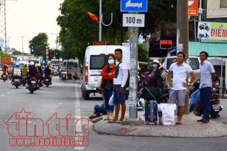 ‘Cháy’ vé xe khách chặng ngắn, xe máy ùn ùn về quê ảnh 8