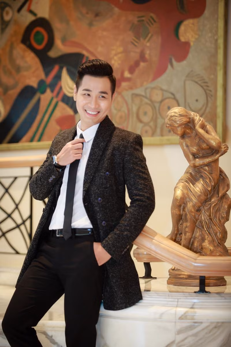 MC Nguyên Khang đặt trang phục ngàn đô cho 'Cống hiến' ảnh 2