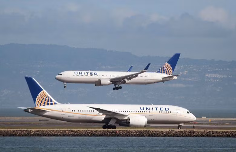 Sau vụ David Dao, United Airlines đền 10.000 USD cho mỗi khách tình nguyện nhường ghế ảnh 1
