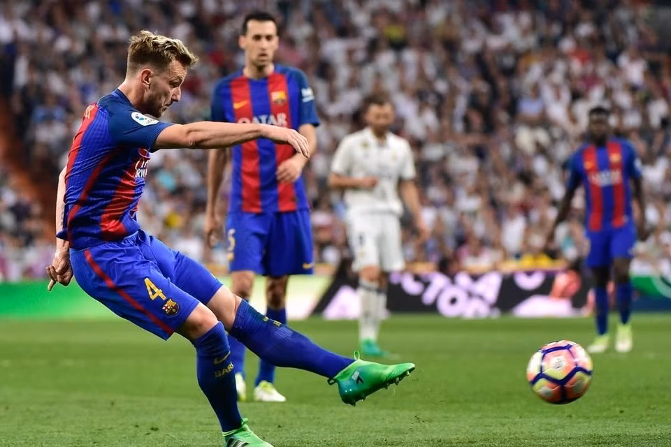 Messi cán mốc 500 bàn thắng, Barcelona 'vượt trái' Real Madrid trên đường đua La Liga ảnh 6