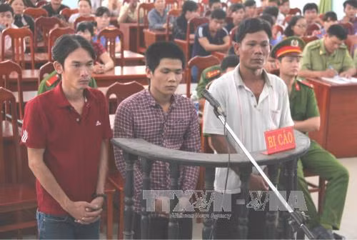 'Bóc lịch' vì nổ súng, xẻ thịt bò tót trong khu bảo tồn ảnh 1