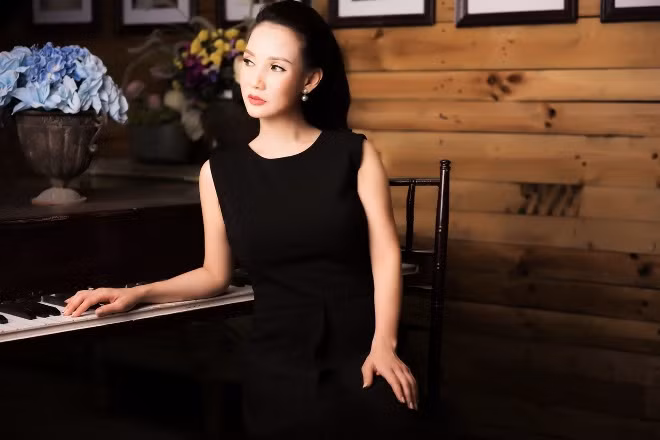 U50 vẫn có thể đẹp 'chết người' với trang phục gam đen ảnh 4