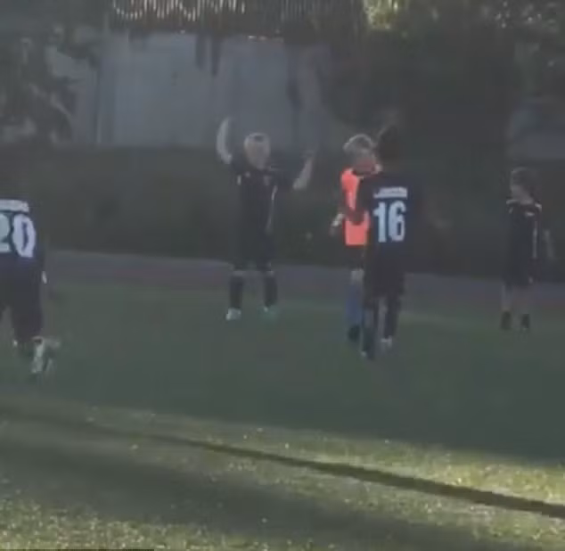 ‘Cha nào con nấy’: Cristiano Ronaldo Jnr khoe tài năng sút phạt giỏi như bố ảnh 4