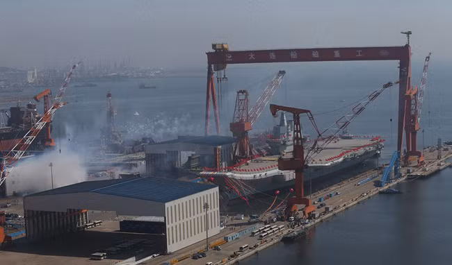 Toàn cảnh Trung Quốc hạ thủy tàu sân bay tự chế tạo đầu tiên ảnh 2