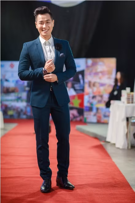 MC Nguyên Khang hội ngộ Diễm Quỳnh, tình tứ với Phí Thùy Linh tại lễ kỷ niệm 10 năm VTV6 ảnh 1