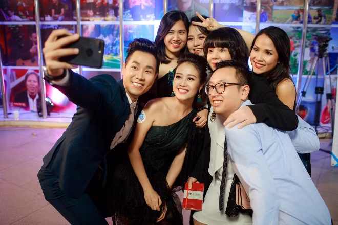 MC Nguyên Khang hội ngộ Diễm Quỳnh, tình tứ với Phí Thùy Linh tại lễ kỷ niệm 10 năm VTV6 ảnh 9