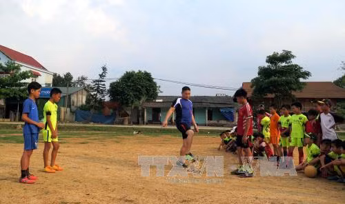 'Huấn luyện viên bóng đá' của trẻ em vùng cao ảnh 1