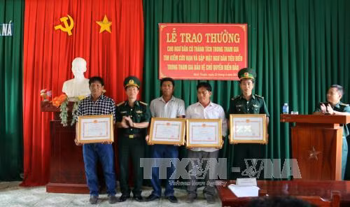 Khen thưởng ngư dân kịp thời cứu sống 30 thuyền viên gặp nạn ảnh 1