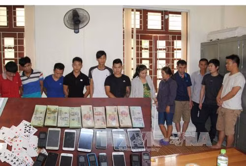 Thanh Hóa: Bắt quả tang 12 đối tượng đánh bạc tại quán karaoke ảnh 1