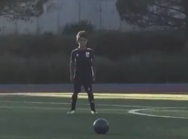 ‘Cha nào con nấy’: Cristiano Ronaldo Jnr khoe tài năng sút phạt giỏi như bố ảnh 2