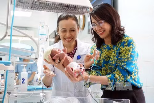 Bé gái sinh non nặng gần 900gr phải phẫu thuật tim đã được xuất viện ảnh 1