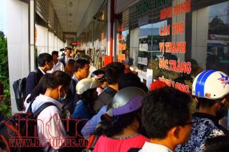 ‘Cháy’ vé xe khách chặng ngắn, xe máy ùn ùn về quê ảnh 3