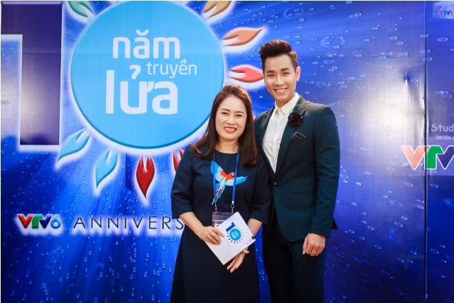 MC Nguyên Khang hội ngộ Diễm Quỳnh, tình tứ với Phí Thùy Linh tại lễ kỷ niệm 10 năm VTV6 ảnh 3