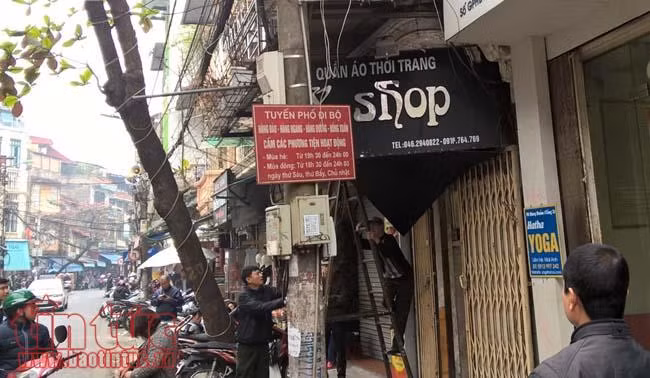 Quận Hoàn Kiếm tháo dỡ biển quảng cáo, mái che, dẹp hàng quán vỉa hè ảnh 1