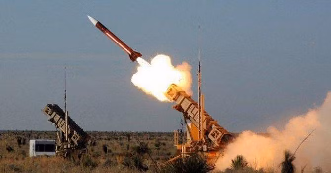Tên lửa Patriot của Israel bắn hạ mục tiêu trên không ảnh 1