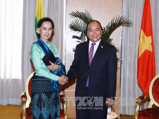 Thủ tướng Nguyễn Xuân Phúc gặp Trưởng đoàn Myanmar bên lề Hội nghị Cấp cao ASEAN ảnh 1