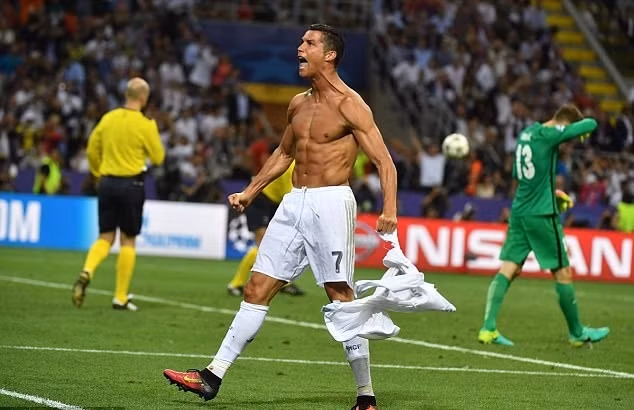 ‘Cha nào con nấy’: Cristiano Ronaldo Jnr khoe tài năng sút phạt giỏi như bố ảnh 3
