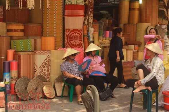 Người Hà Nội chật vật chống nắng nóng đầu mùa ảnh 9