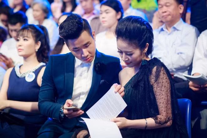 MC Nguyên Khang hội ngộ Diễm Quỳnh, tình tứ với Phí Thùy Linh tại lễ kỷ niệm 10 năm VTV6 ảnh 10