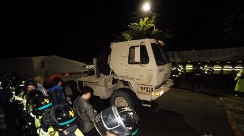THAAD tới vị trí triển khai, dân Hàn Quốc giận dữ kéo tới cản trở ảnh 2