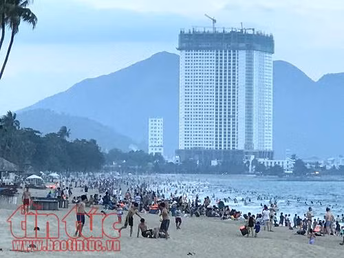 Đổ xô đi du lịch, khách sạn, nhà nghỉ tăng giá gấp 3 vẫn 'cháy' phòng ảnh 2