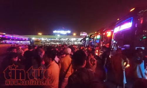 Hành khách về nghỉ lễ bị nhồi nhét, ùn ứ tại bến ảnh 5