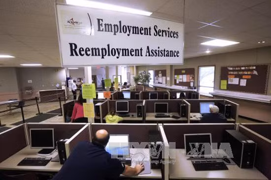 Số người Mỹ nhận trợ cấp thất nghiệp thấp nhất trong 17 năm ảnh 1